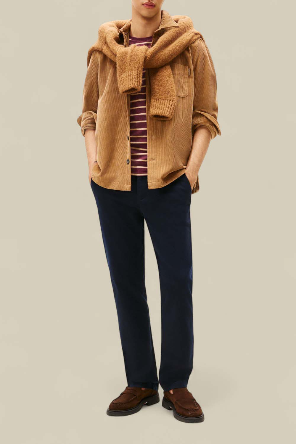 תמונת כל הלוק של חולצת קורדרוי מכופתרת